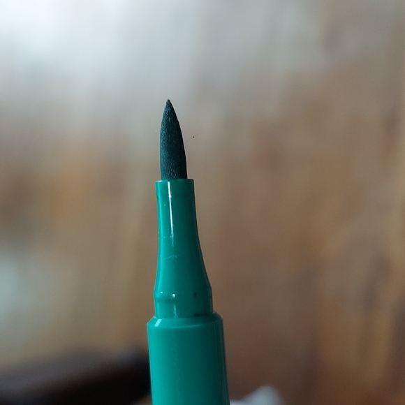 Lot of makeup - Picture 12 of 14